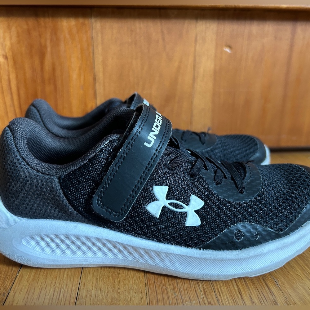 Kids under armor sneakers sz 2 black